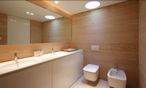 Banheiro da Lake Lugano House por JM Arquitetura