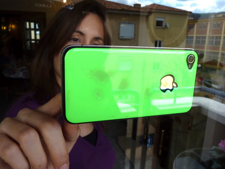 Capa para iPhone permite fixar o aparelho em vidros