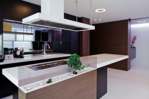 Cozinha Integrada de Apartamento em Bucareste pelos Arquitetos do Square One