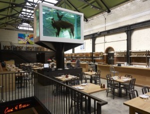Restaurante em Londres com Vaca e Galo Conservados em Tanque de Vidro