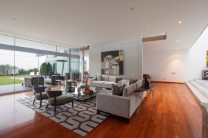 Sala de Estar de Casa em San Isidro, Lima, pela Arquiteta Cynthia Seinfeld