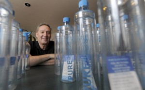 Garrafa de Vidro PURE por Walt Himelstein