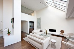 Sala de Estar de Cobertura Duplex em Manhattan com Paisagismo de Shin Abe