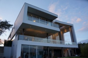 casa-hacia-el-rio-em-quito-por-najas-arquitectos