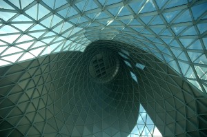 cobertura-curva-de-vidro-da-fiera-milano-por-massimiliano-fuksas