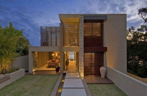 fachada-de-casa-em-Pedra-madeira-e-vidro-por-bruce-stafford