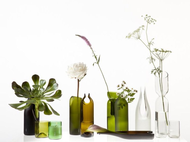 Garrafas de vidro reutilizadas viram objetos para decoração