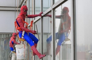 limpadores-de-fachada-vestidos-de-homem-aranha-no-evelina-children-hospital-em-southwark-londres (2)