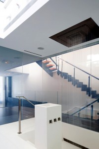 box-para-banheiro-com-vidro-de-privacidade-em-apartamento-triplex-em-nova-york-por-tca