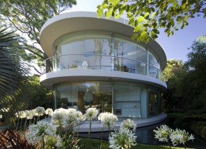 escritorio-residencial-com-paredes-de-vidro-curvo