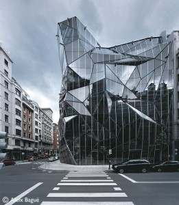 fachada-de-vidro-do-departamento-de-saude-basco-em-bilbao-por-coll-barreu-arquitectos