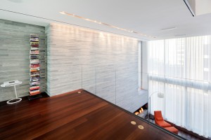 guarda-corpo-de-vidro-transparente-no-segundo-andar-de-apartamento-triplex-em-nova-york-por-tca