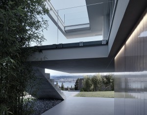 guarda-corpo-transparente-em-casa-com-vista-para-lago-de-zurique-por-gus-wustemann