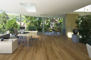 home-office-com-paredes-de-vidro-curvo
