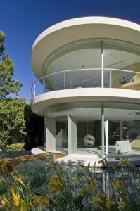 home-office-com-paredes-de-vidro-curvo-por-vs-architects