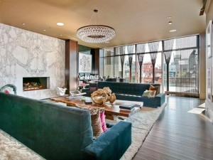 sala-de-estar-com-lareira-da-cobertura-triplex-do-cantor-lenny-kravitz-em-nova-york