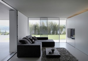 sala-de-tv-em-casa-com-vista-para-lago-de-zurique-por-gus-wustemann