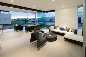 sala-integrada-a-varanda-em-casa-de-praia-no-peru-por-gomez-de-la-torre-guerrero