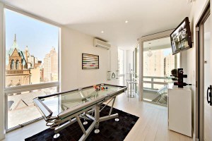salao-de-jogos-com-mesa-de-bilhar-em-vidro-de-apartamento-duplex-em-nova-york-por-tca