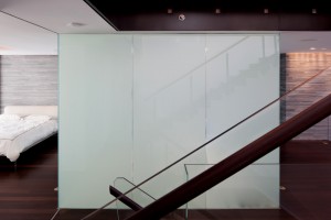 vidro-de-privacidade-em-suite-de-apartamento-triplex-em-nova-york-por-tca