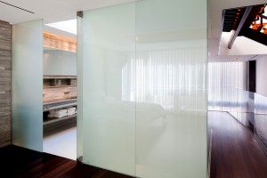 vidro-opaco-com-controle-de-transparencia-em-banheiro-de-apartamento-triplex-em-nova-york-por-tca