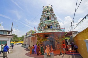 entrada-do-templo-hindu-de-vidro-arulmigu-sri-rajakaliamman-na-malasia