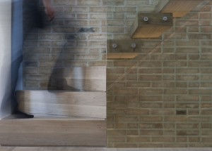 escada-com-piso-de-madeira-e-guarda-corpo-de-vidro-por-tigg-and-coll