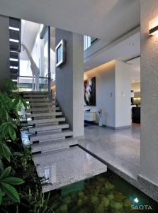 escada-de-granito-polido-em-mansao-modernista-na-cidade-do-cabo-por-saota