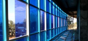 estrutura-de-vidro-azul-da-arena-do-gremio