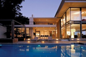 fachada-de-vidro-com-vista-para-piscina-e-jardim-de-mansao-modernista-na-cidade-do-cabo-por-saota