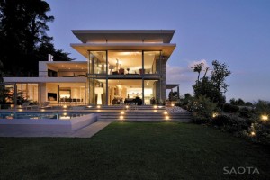 fachada-em-vidro-de-mansao-modernista-na-cidade-do-cabo-por-saota