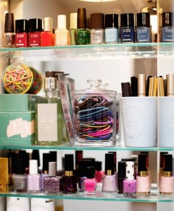 vidros-de-esmalte-organizados-em-prateleiras