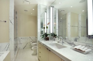 banheiro-do-casal-em-apartamento-com-duas-suites-em-manhattan-por-suzanne-lovell