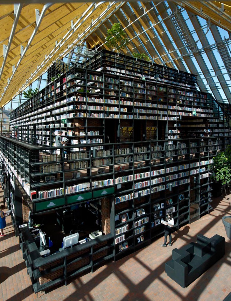 biblioteca-em-forma-de-piramide-de-vidro-em-spijkenisse-na-holanda