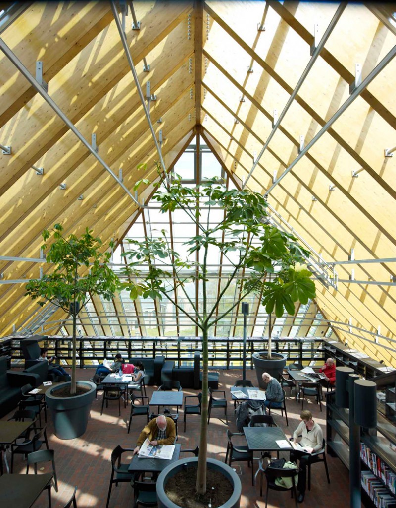 cafe-book-mountain-biblioteca-em-forma-de-piramide-em-spijkenisse-na-holanda