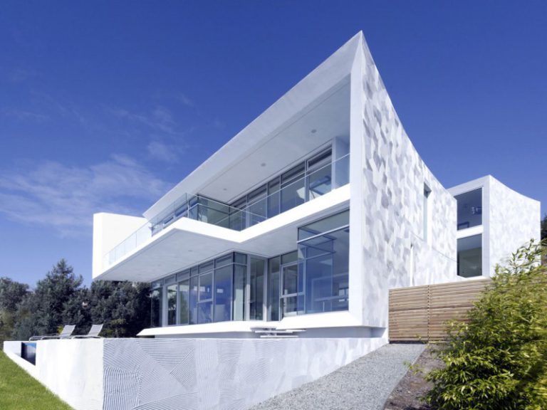 Casa na Califórnia definida pelo luxo e transparência