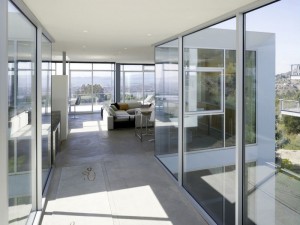 corredor-de-casa-de-vidro-na-california-por-kanner-architects
