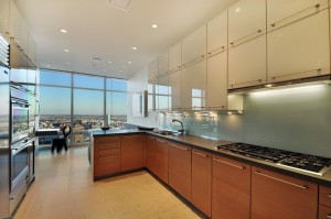 cozinha-planejada-de-apartamento-com-duas-suites-em-manhattan-por-suzanne-lovell