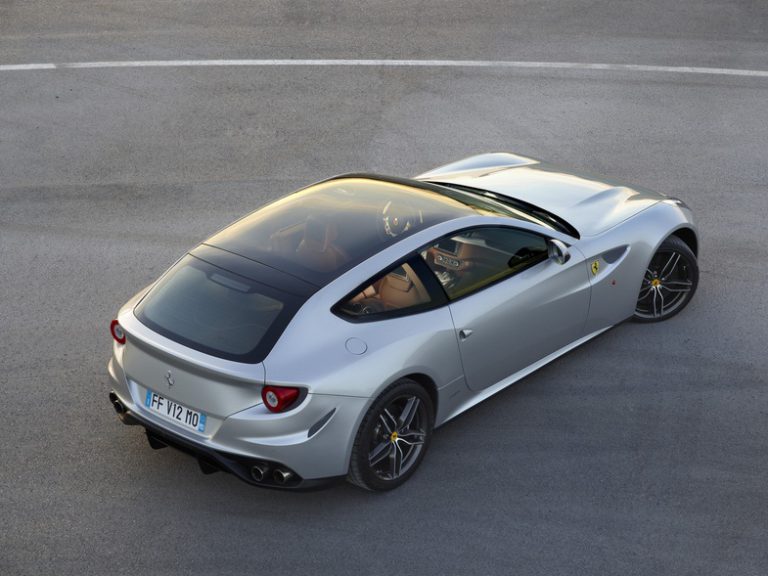 Ferrari FF revela teto de vidro em Paris