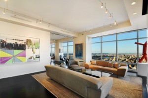 living-de-apartamento-com-duas-suites-em-manhattan-por-suzanne-lovell
