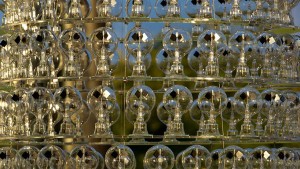 lustre-solar-com-radiometro-de-vidro-por-luke-jerram