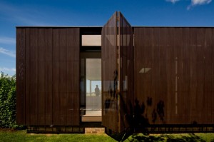 painel-de-metal-perfurado-em-casa-de-campo-hs-quinta-da-baroneza-por-arthur-casas