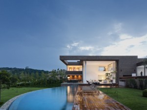 piscina-com-deck-de-madeira-em-casa-de-campo-hs-quinta-da-baroneza-por-arthur-casas