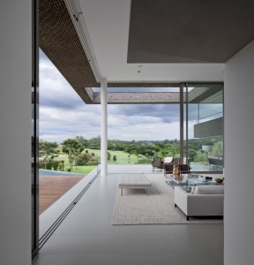 sala-em-pe-direito-duplo-com-fachada-de-vidro-de-6-metros-em-casa-de-campo-hs-quinta-da-baroneza-por-arthur-casas