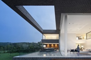 sala-em-pe-direito-duplo-integrada-a-varanda-em-casa-de-campo-hs-quinta-da-baroneza-por-arthur-casas