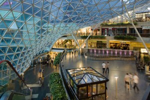 telhado-de-vidro-do-shopping-zlote-tarasy-em-varsovia-na-polonia-por-jerde-partnership