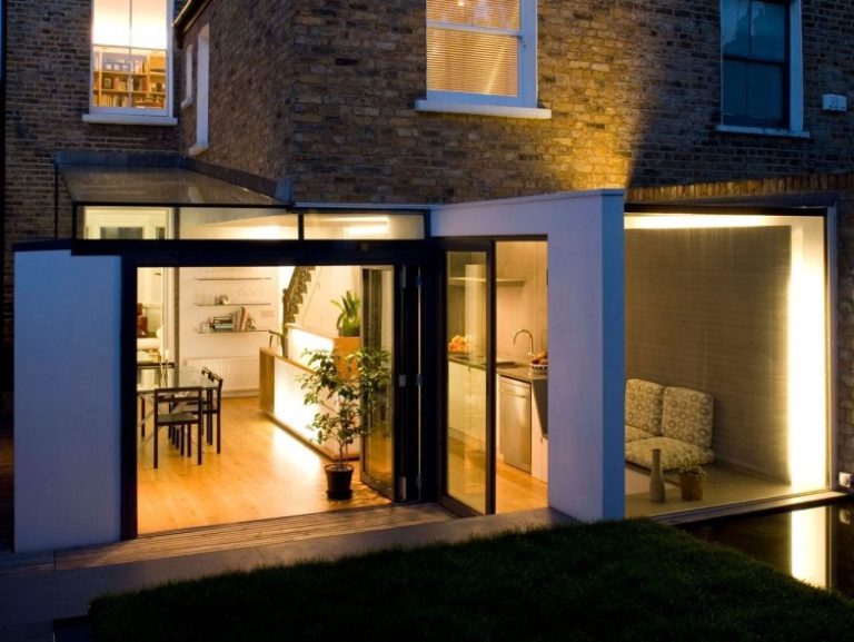 Casa geminada e em estilo vitoriano ganha modernidade e amplitude através do vidro