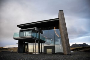 casa-em-vidro-e-madeira-na-islandia-por-gudmundur-jonsson