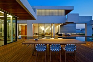 deck-de-madeira-de-projeto-residencial-em-israel-por-maya-rosenberg