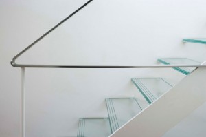 escada-com-piso-de-vidro-casa-vitoriana-em-londres-por-luis-trevino